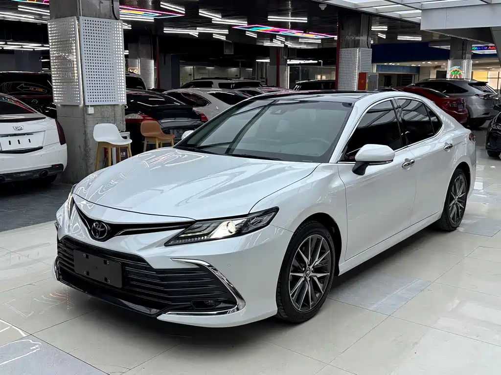 Toyota Camry 2022 — фото 2