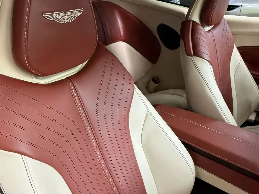 Aston Martin DB11 2019 — фото 11