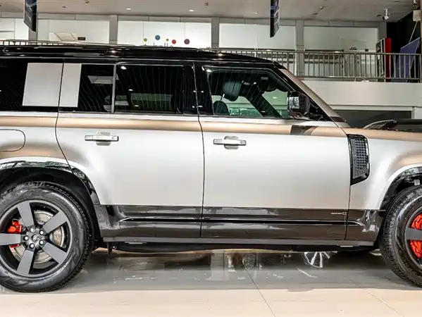 Land Rover Defender 2025