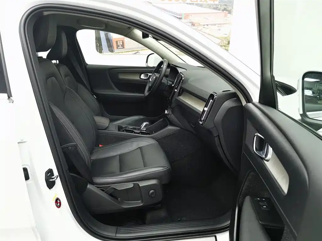 Volvo XC40 2020 — фото 23