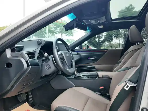 Lexus ES 2022