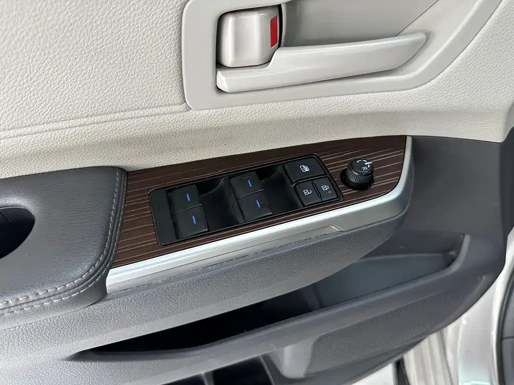 Toyota Sienna 2022 — фото 18