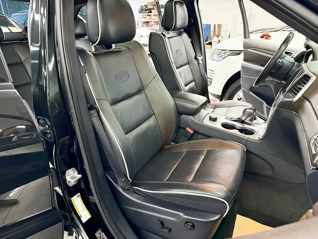 Jeep Grand Cherokee 2018 — фото 15