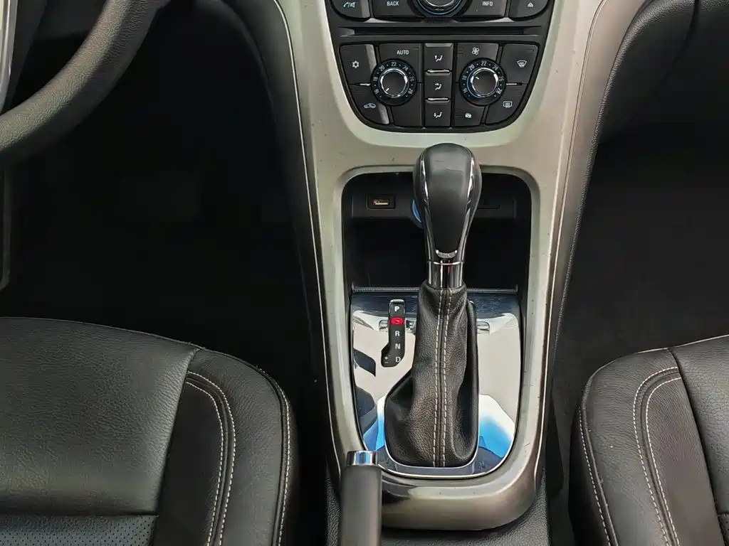 Buick Excelle 2013 — фото 13