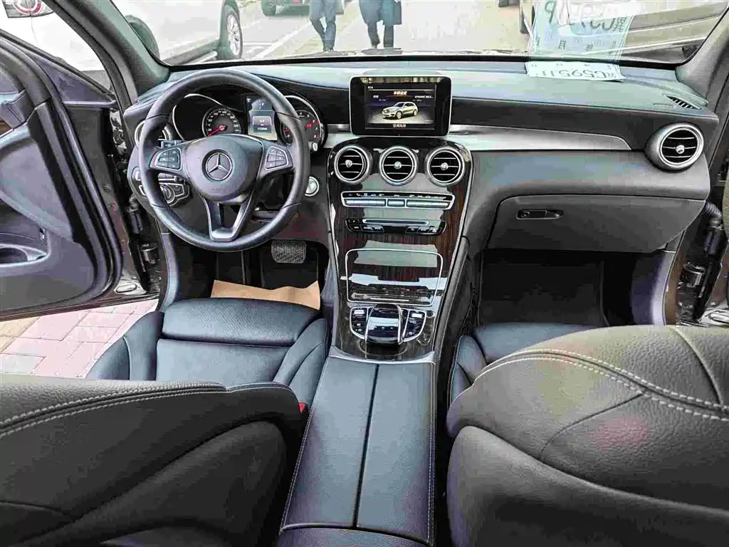 Mercedes-Benz GLC 2017 — фото 12