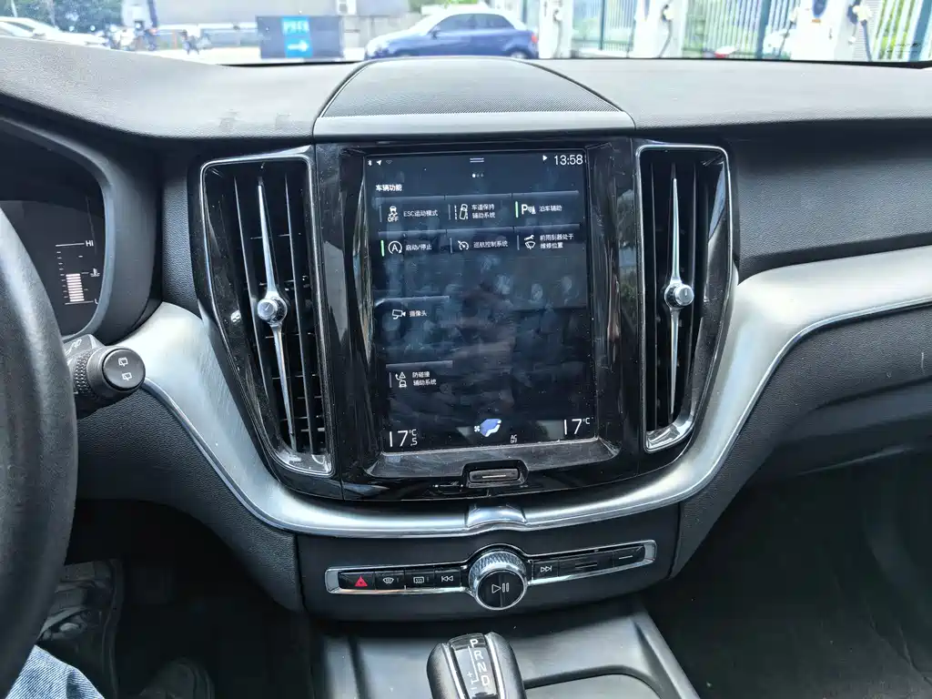Volvo XC60 2018 — фото 16