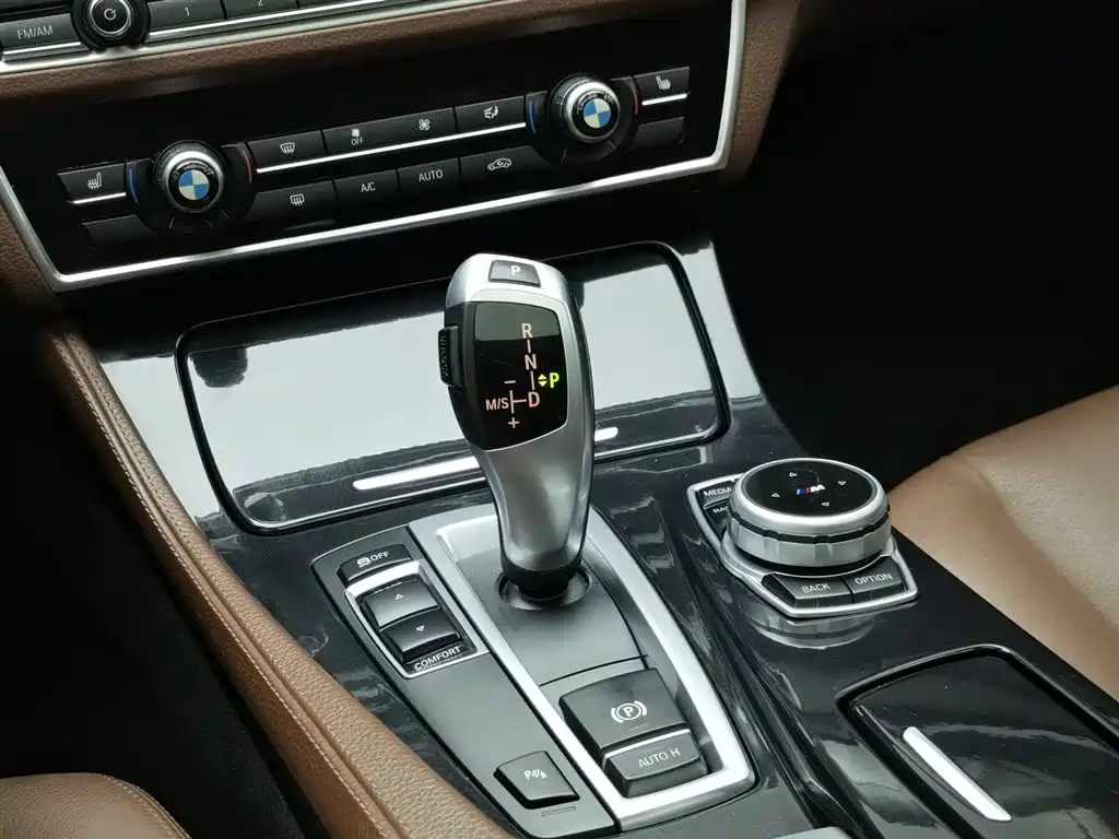 BMW 5 Series 2016 — фото 13