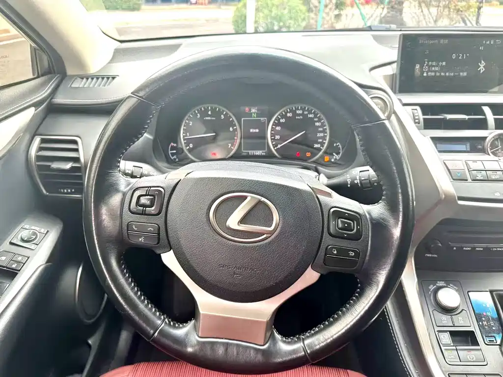 Lexus NX 2017 — фото 15