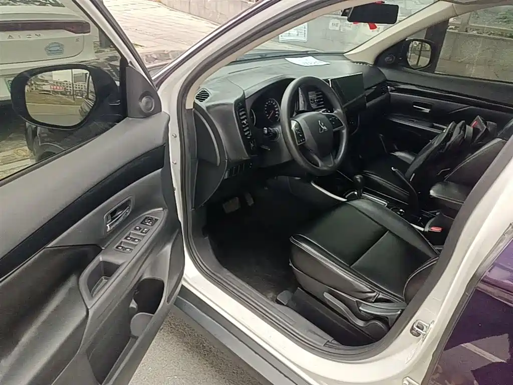 Mitsubishi Outlander 2021 — фото 16