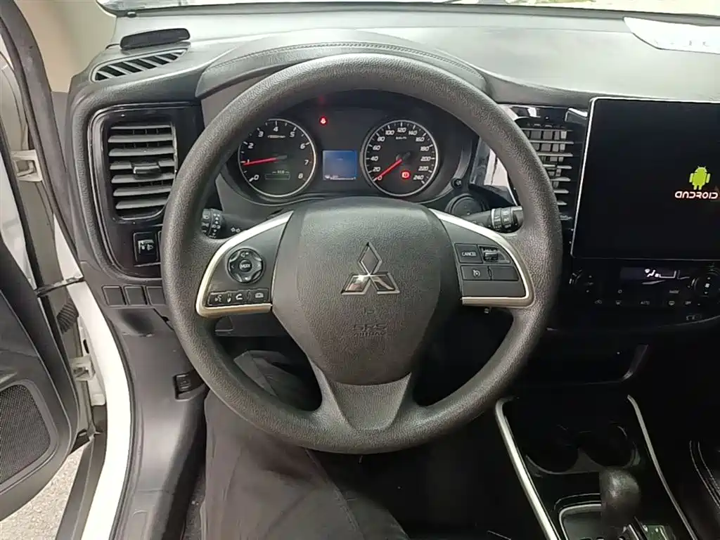 Mitsubishi Outlander 2021 — фото 11