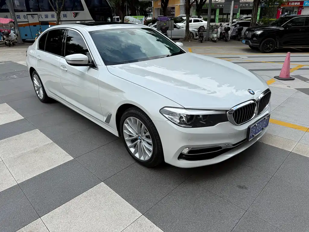 BMW 5 Series 2019 — фото 9