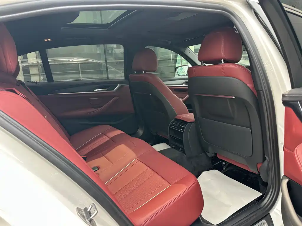BMW 5 Series 2022 — фото 10