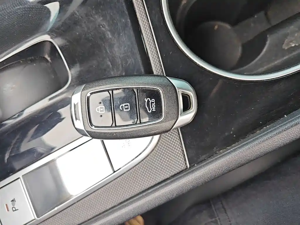 Hyundai Elantra 2023 — фото 9