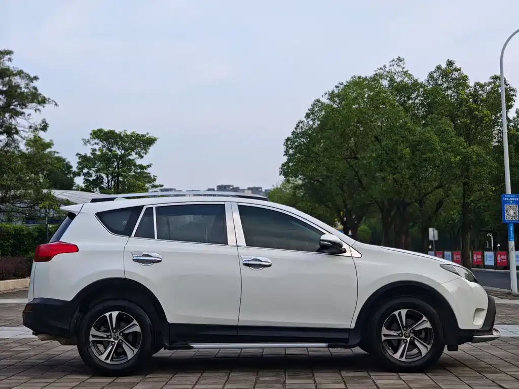 Toyota RAV4 2016 — фото 9