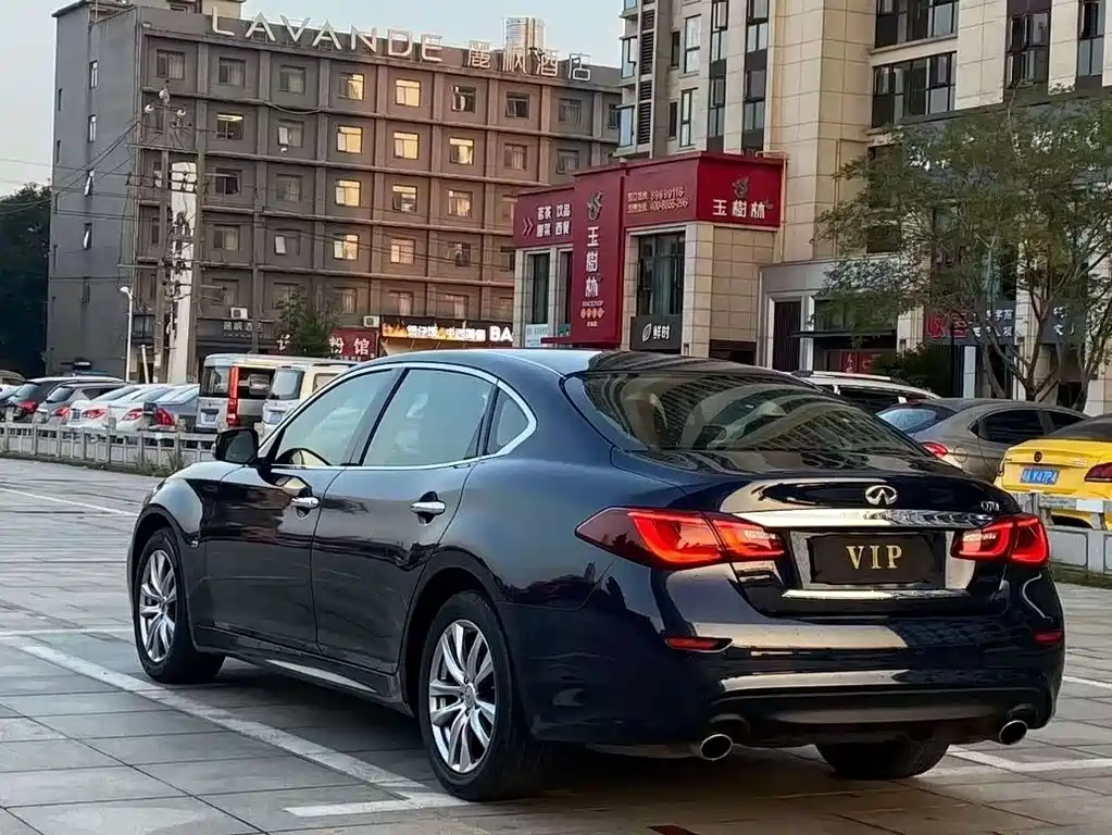 Infiniti Q70 2015