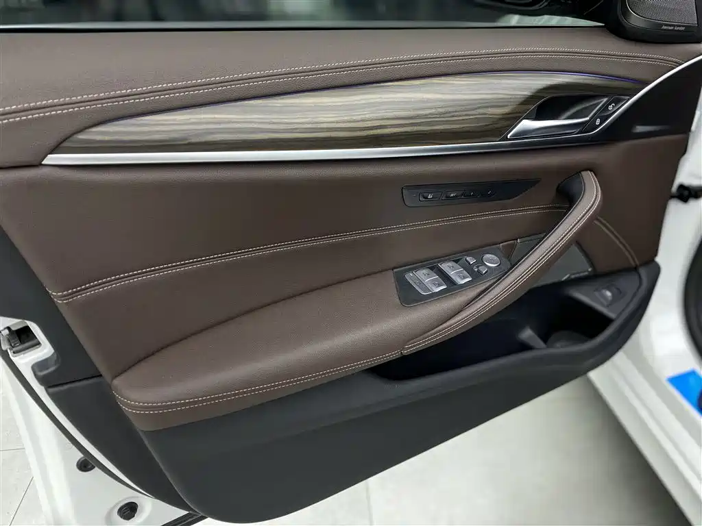 BMW 5 Series 2022 — фото 19