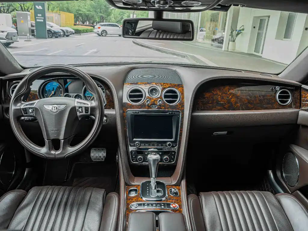 Bentley Flying Spur 2017 — фото 15