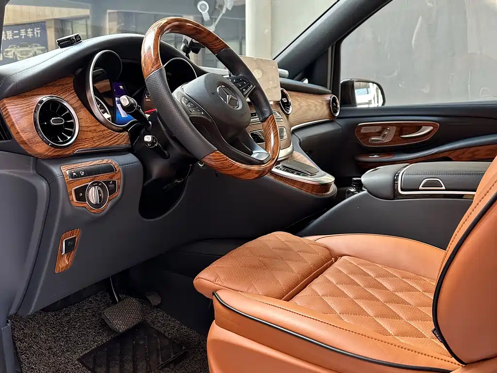 Mercedes-Benz V-Class 2023 — фото 13