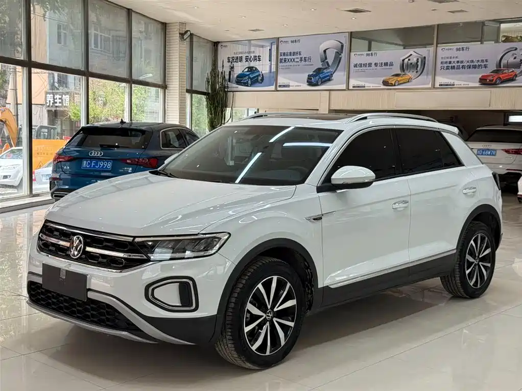 Volkswagen T-Roc 2023 — фото 1