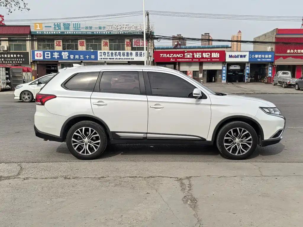 Mitsubishi Outlander 2018 — фото 7