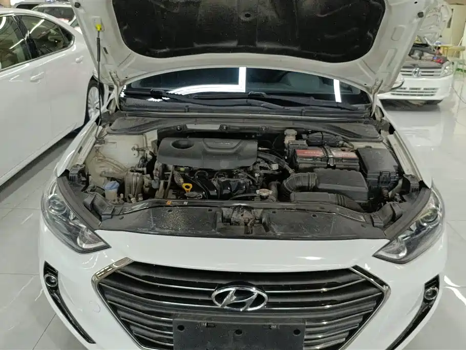 Hyundai Elantra 2018 — фото 10
