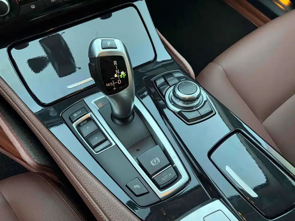 BMW 5 Series 2015 — фото 12