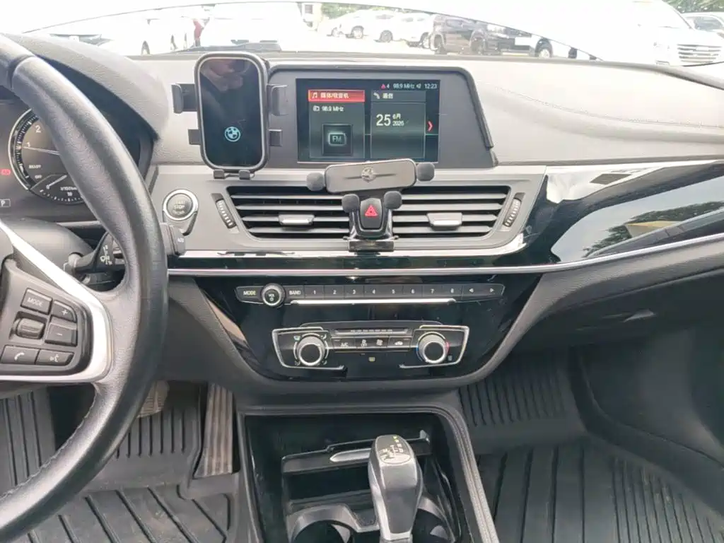 BMW 1 Series 2018 — фото 13