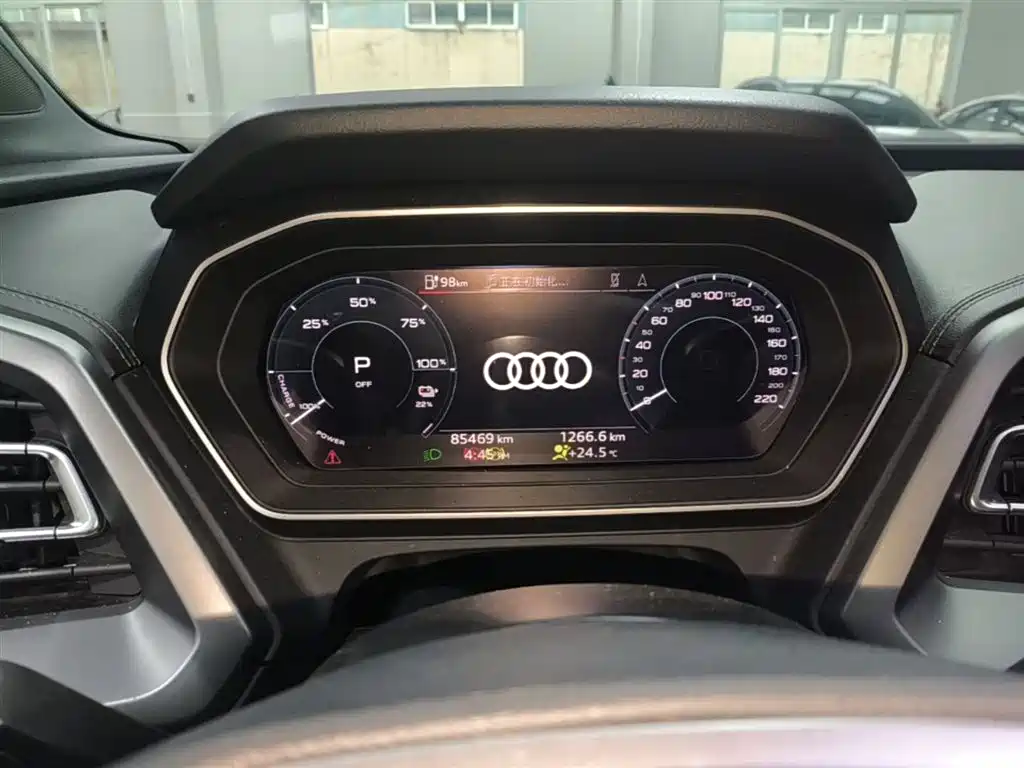 Audi Q4 e-tron 2023 — фото 12
