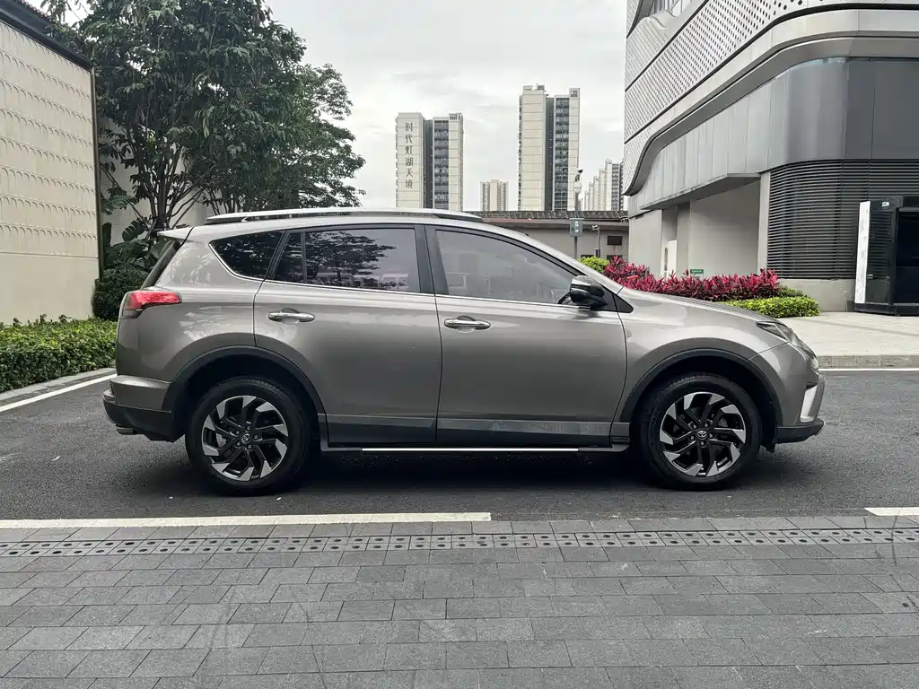 Toyota RAV4 2017 — фото 6