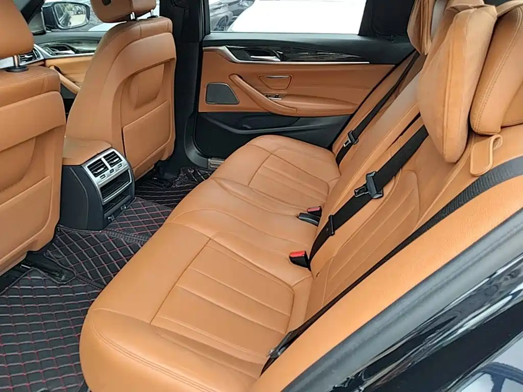 BMW 5 Series 2018 — фото 17