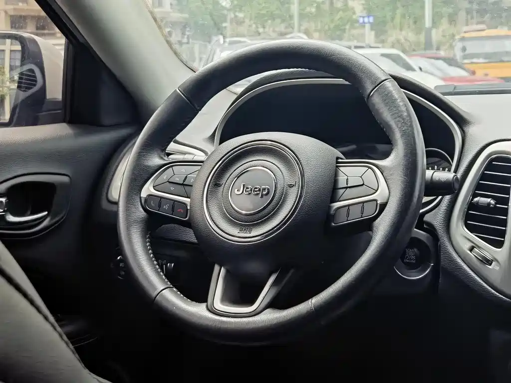 Jeep Compass 2018 — фото 22