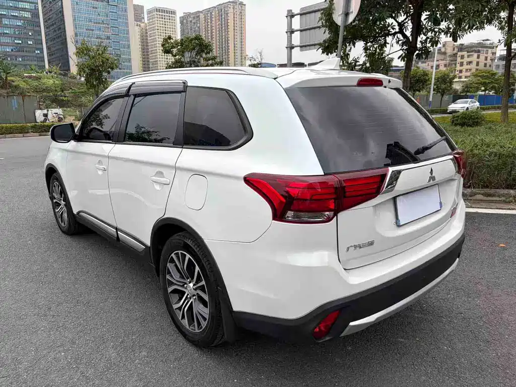 Mitsubishi Outlander 2018 — фото 4