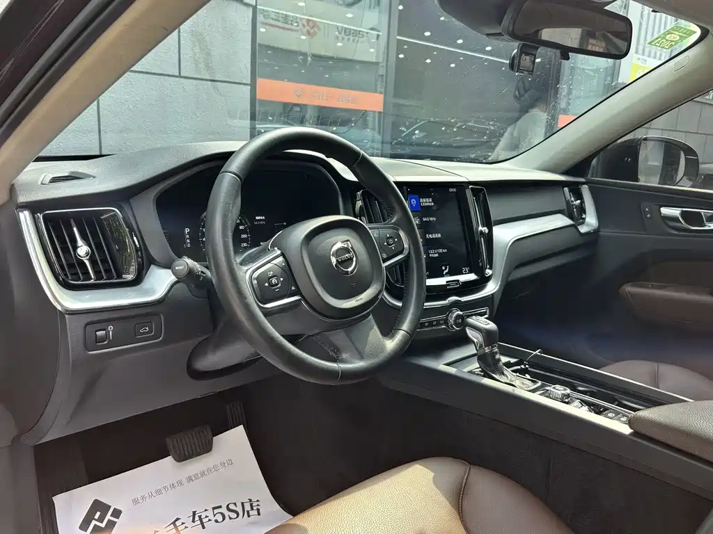 Volvo XC60 2019 — фото 11