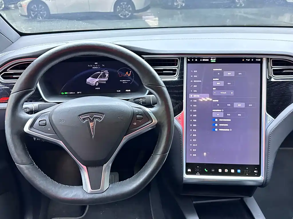 Tesla Model X 2018 — фото 10