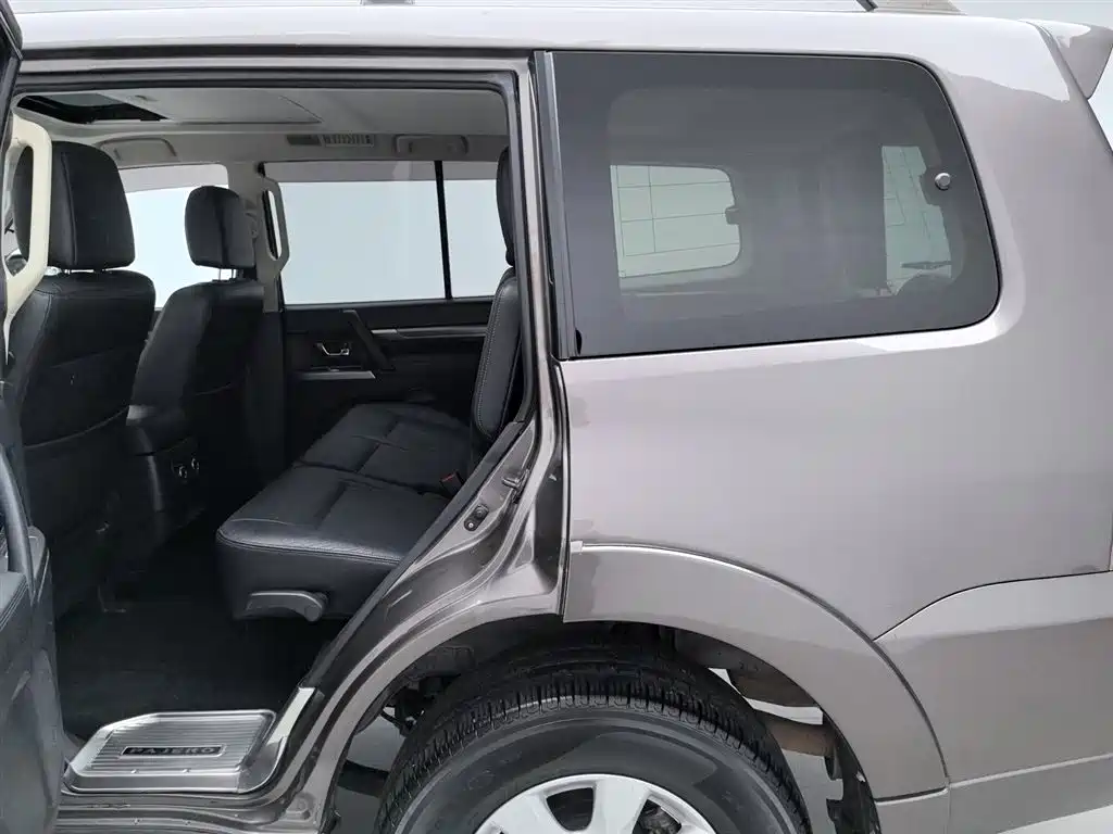 Mitsubishi Pajero 2015 — фото 15