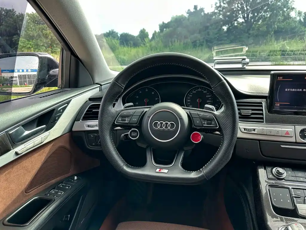 Audi A8 2017 — фото 21