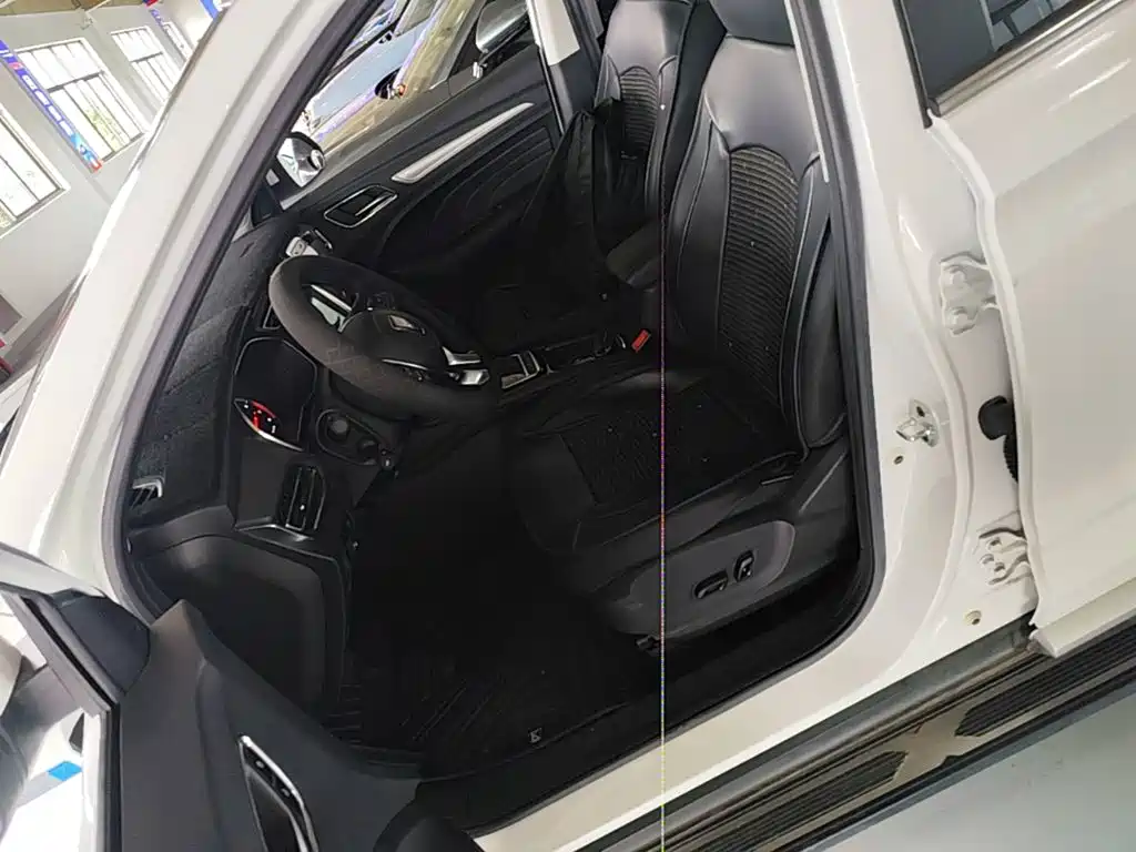 Roewe RX3 2018 — фото 15