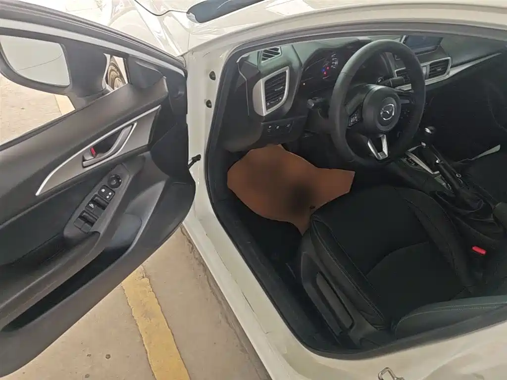 Mazda 3 Axela 2019 — фото 16