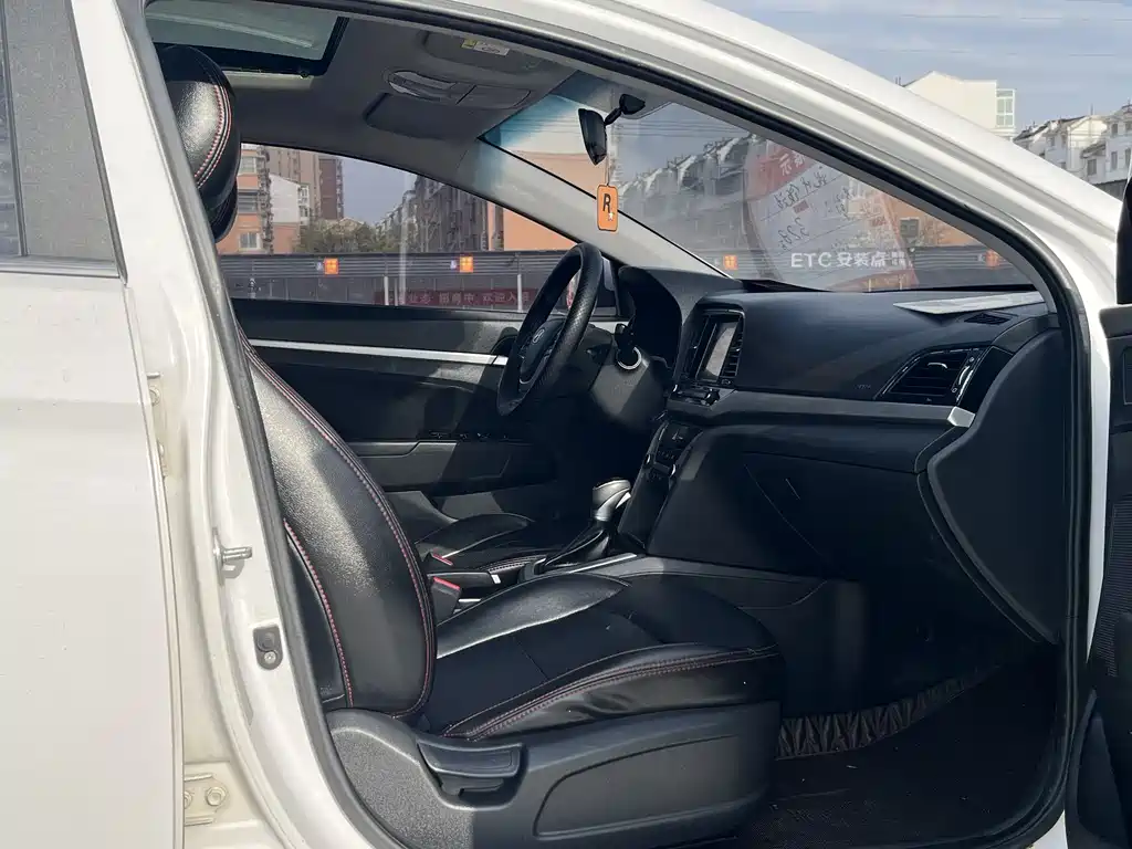 Hyundai Elantra 2018 — фото 16