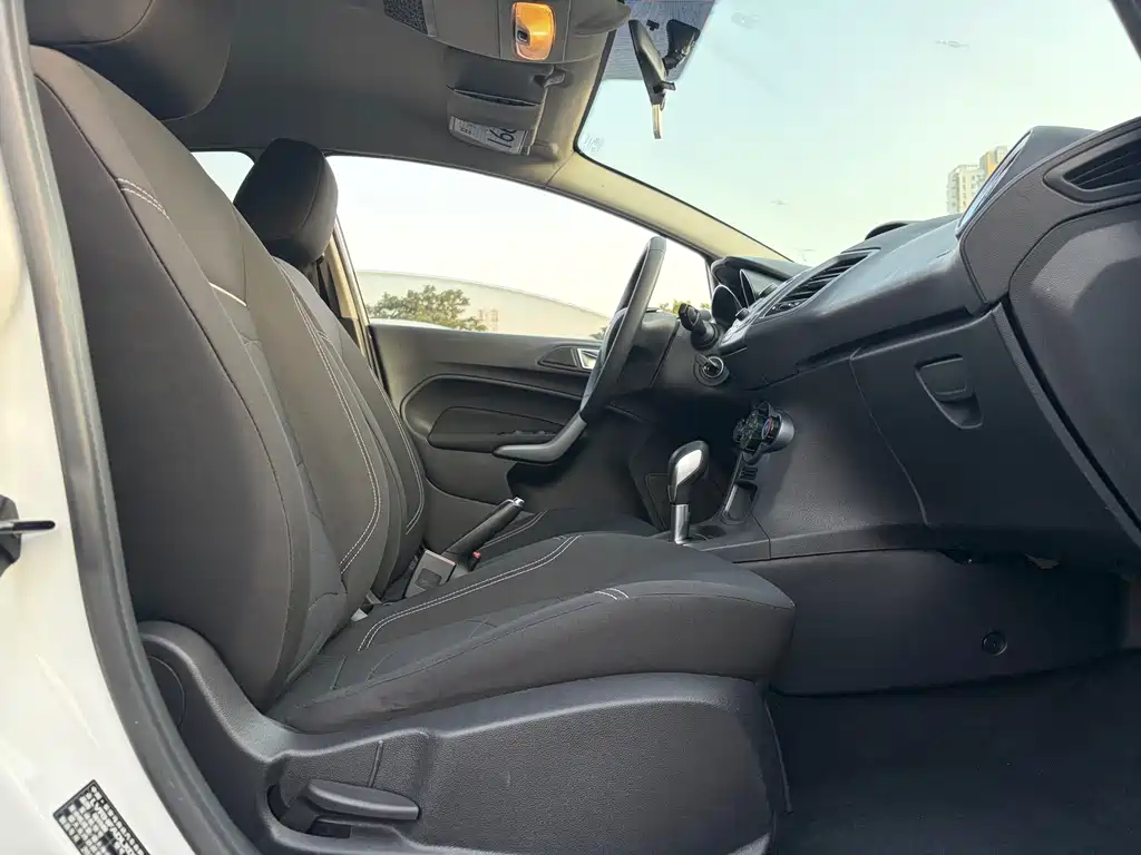 Ford Fiesta 2014 — фото 13