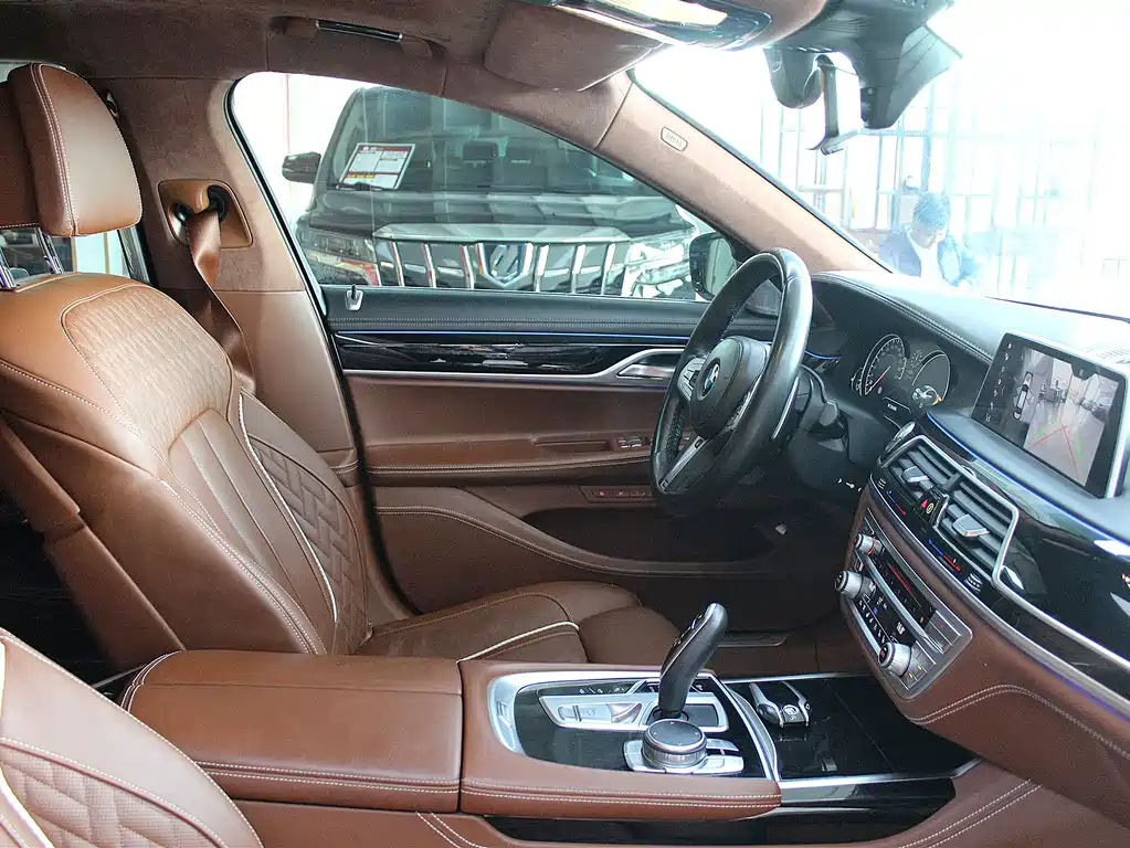 BMW 7 Series 2018 — фото 14