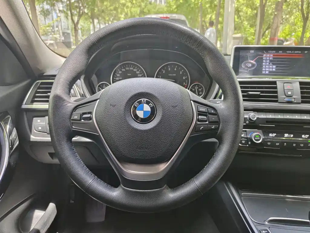 BMW 3 Series 2017 — фото 9