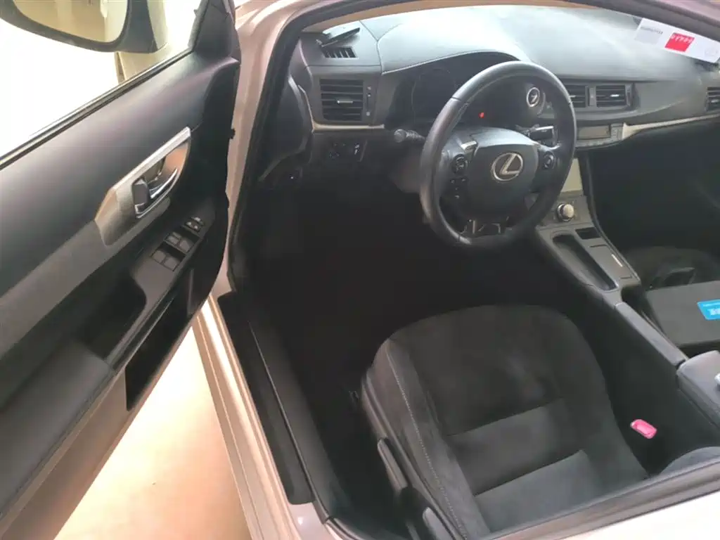 Lexus CT 2015 — фото 16