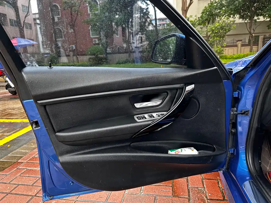 BMW 3 Series 2017 — фото 19