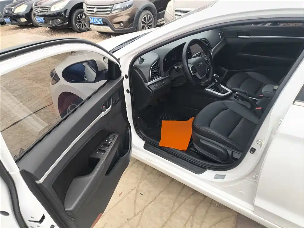 Hyundai Elantra 2019 — фото 12