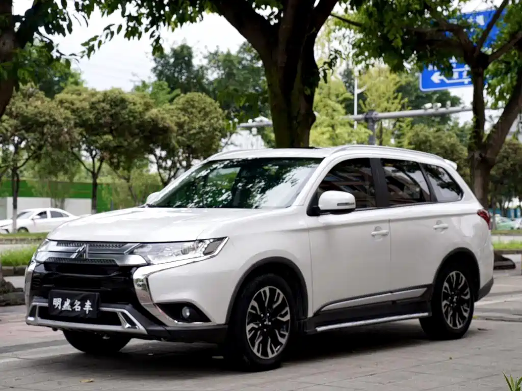 Mitsubishi Outlander 2019 — фото 1