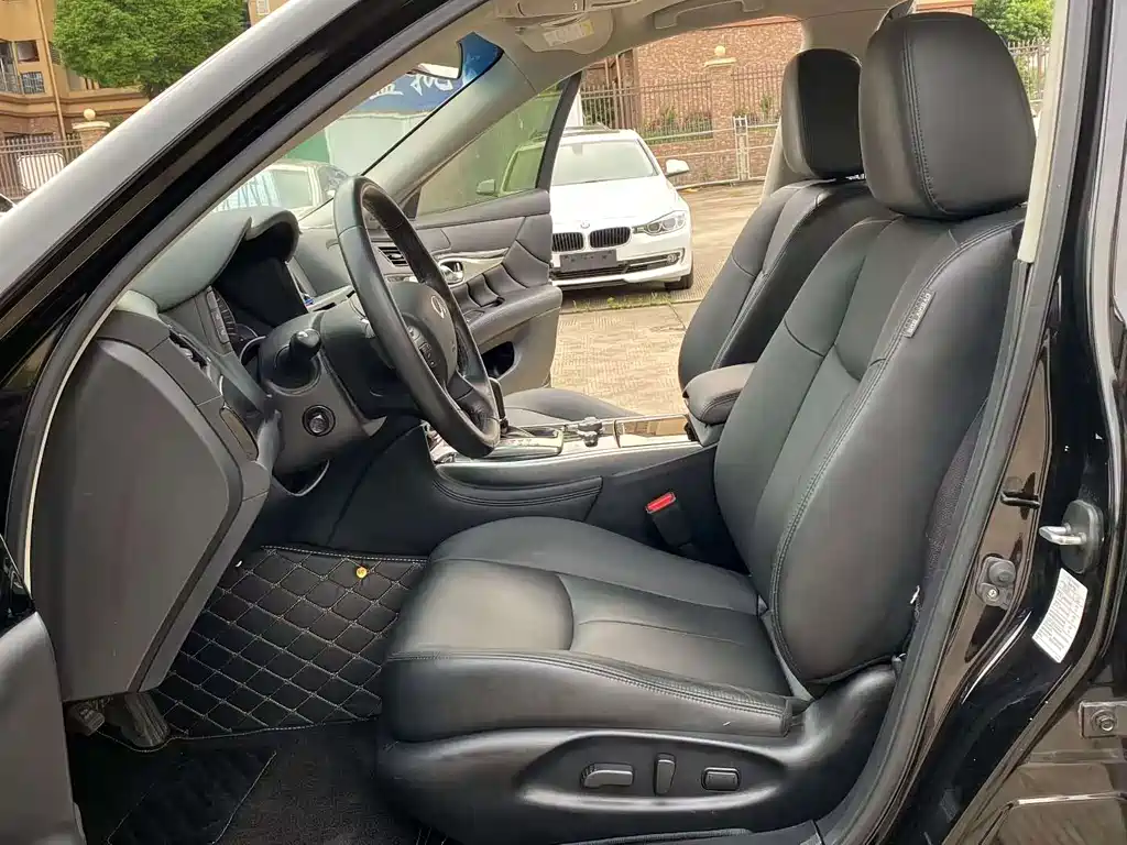 Infiniti Q70 2015