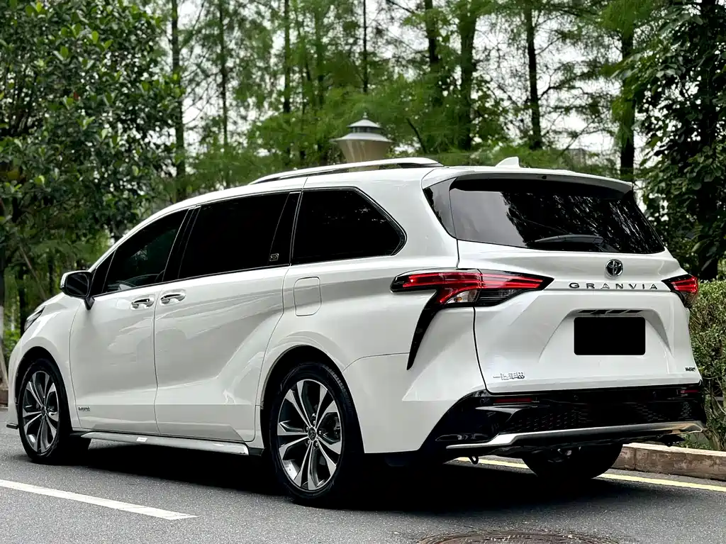 Toyota Granvia 2023 — фото 6