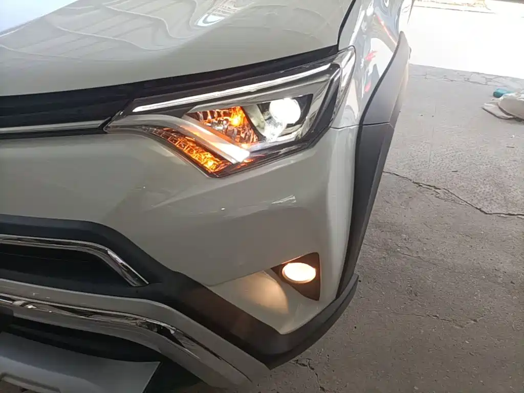 Toyota RAV4 2019 — фото 19