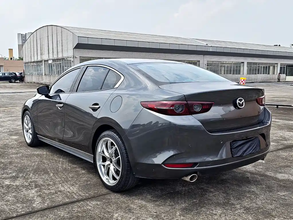 Mazda 3 Axela 2022 — фото 10